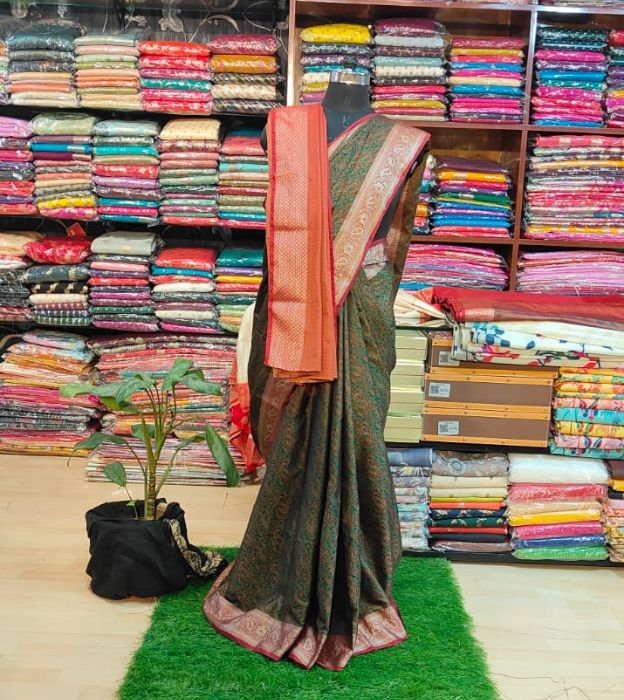 Elegant Banarasi Silk Jamewar Saree with Contrast Border & Blouse Piece