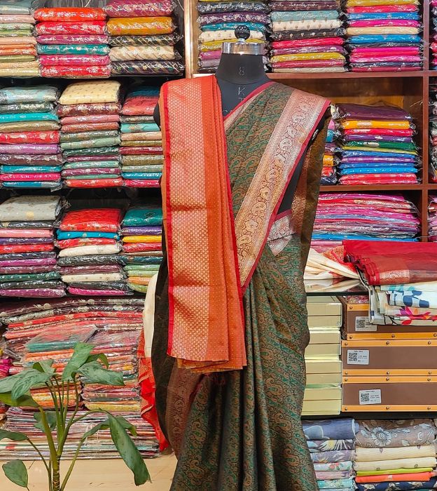 Elegant Banarasi Silk Jamewar Saree with Contrast Border & Blouse Piece